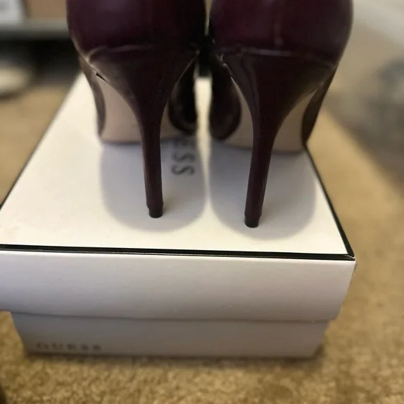 Guess Dark Purple Pumps Size: 7M - Picture 4 of 6
